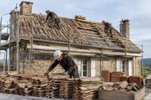 découvrez comment refaire une toiture en conservant les tuiles anciennes : méthodes de tri, vérification de leur état et choix des compléments adaptés.